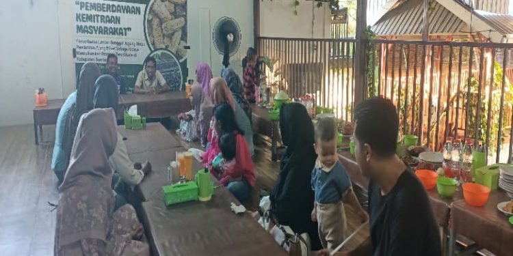 Bernilai Ekonomis, Tim Dosen UTS Gandeng LKSOM Gelar Pelatihan Pembuatan Limbah Bongol Jagung Jadi Arang Briket