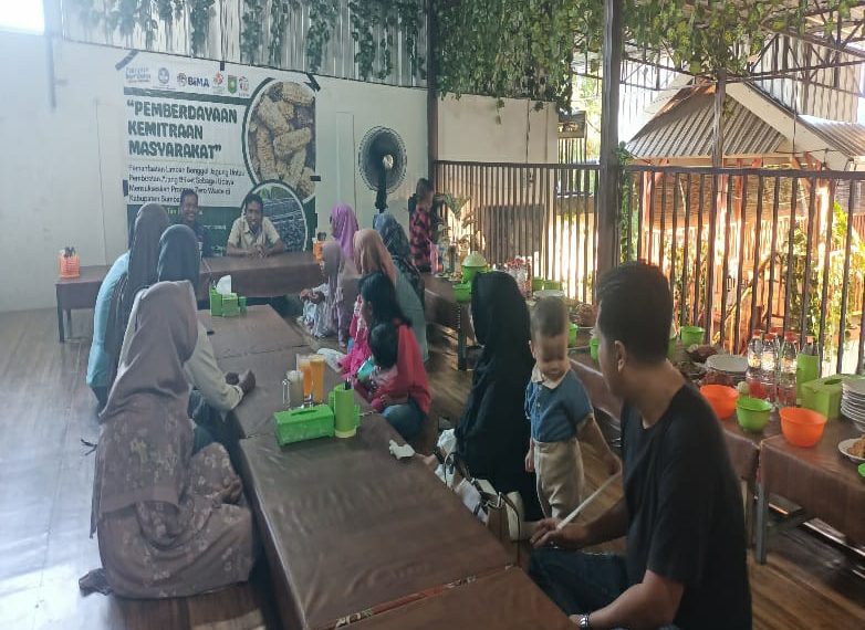 Bernilai Ekonomis, Tim Dosen UTS Gandeng LKSOM Gelar Pelatihan Pembuatan Limbah Bongol Jagung Jadi Arang Briket