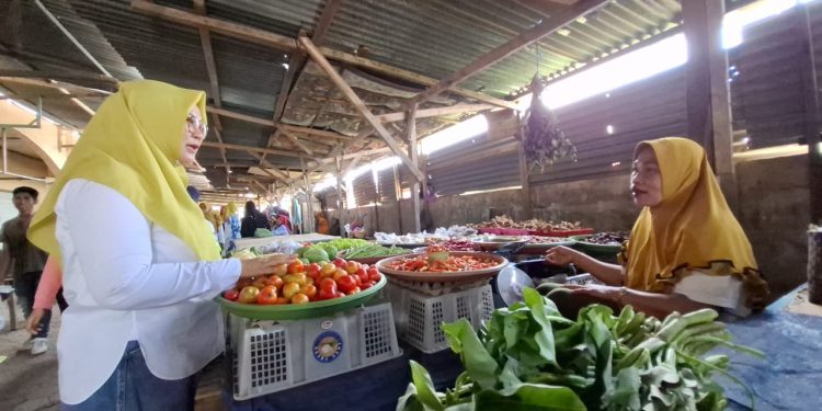 Kunjungan Hj. Dewi Noviany ke Pasar Empang: Serap Aspirasi dan Dukung Ekonomi Lokal