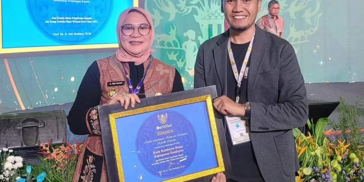 Tak Cukup dengan Adipura, Hj. Dewi Noviany Siap Perjuangkan Sumbawa Lebih Hijau