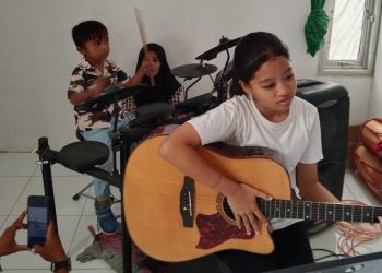 Prodi Seni Musik Universitas Teknologi Sumbawa Lakukan Pengabdian Masyarakat dengan Kelas Musik untuk Muda Mudi