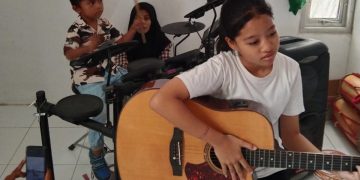 Prodi Seni Musik Universitas Teknologi Sumbawa Lakukan Pengabdian Masyarakat dengan Kelas Musik untuk Muda Mudi