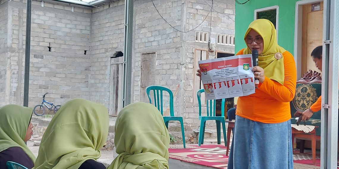 Hj. Dewi Noviany Perkuat Usaha Ibu-Ibu Desa Pukat dengan Permodalan