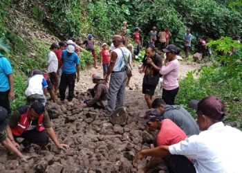 Anggota DPRD Manggarai Timur Yorit Poni Gelar Reses, Masyarakat Desa  Langgasai dan Pu’un Gotong Royong Perbaiki Jalan Rusak