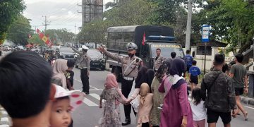 Puncak Lebaran Topat di Loang Baloq Padat Merayap, Personel Polda NTB Turun Atur Lalu Lintas dan Amankan Lokasi