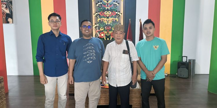 Kembangkan Flip Book Chart Interaktif Resolusi Konflik Berbasis Nilai Falsafah Huma Betang, Tim Peneliti Dosen Universitas Negeri Malang Melaksanakan Penelitian di Dewan Adat Dayak Kalimantan Tengah