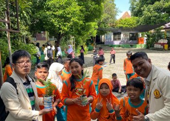 Mahasiswa KKN UWKS Kembangkan Kreativitas Anak dan Tingkatkan Kualitas Lingkungan Hidup di Simomulyo Baru