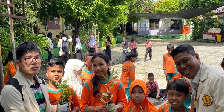 Mahasiswa KKN UWKS Kembangkan Kreativitas Anak dan Tingkatkan Kualitas Lingkungan Hidup di Simomulyo Baru