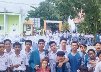 Hunter Morice Serahkan Bantuan Bola ke SMKN 3 Sumbawa dan PG SLB, Dukung Perkembangan Sepak Bola Daerah
