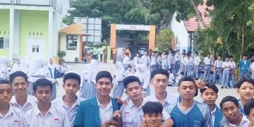 Hunter Morice Serahkan Bantuan Bola ke SMKN 3 Sumbawa dan PG SLB, Dukung Perkembangan Sepak Bola Daerah