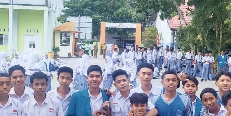 Hunter Morice Serahkan Bantuan Bola ke SMKN 3 Sumbawa dan PG SLB, Dukung Perkembangan Sepak Bola Daerah