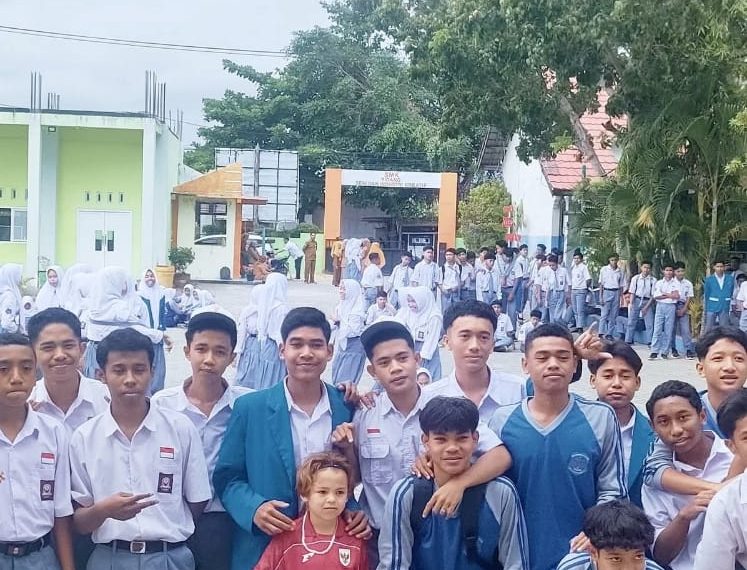 Hunter Morice Serahkan Bantuan Bola ke SMKN 3 Sumbawa dan PG SLB, Dukung Perkembangan Sepak Bola Daerah