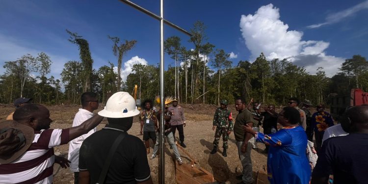 Ibadah dan Pemasangan Salib di Agimuga Berjalan Lancar.