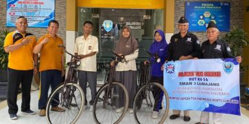 KOSTI Lumajang Serahkan Bantuan 3 Unit Sepeda Onthel Kepada Siswa SMAGA