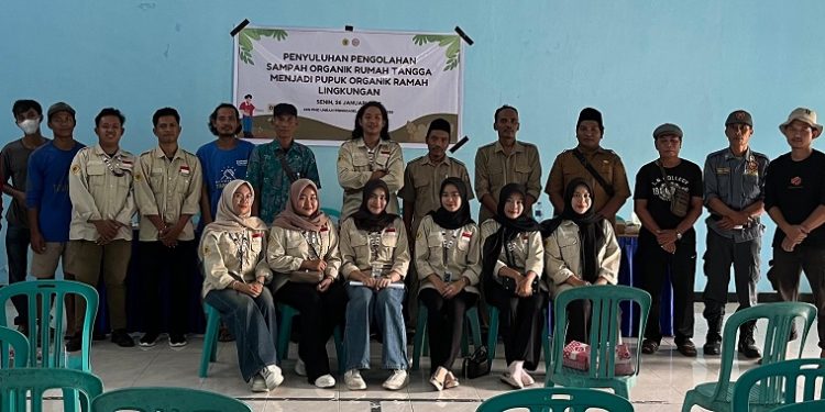 Atasi Masalah Sampah, Mahasiswa KKN Unram Latih Warga Pringgasela Timur Olah Limbah Jadi Pupuk