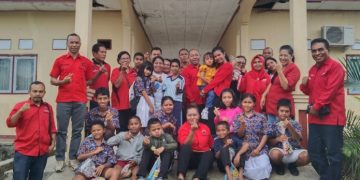 PDI Perjuangan Manggarai Timur Laksanakan ‘Perjalanan Kasih’ Serahkan Bantuan Sembako untuk Siswa-siswi SLBN Borong