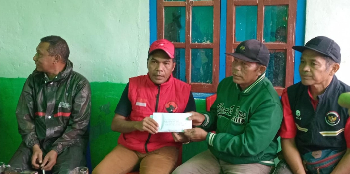 Semangat Gotong Royong, PDI Perjuangan Manggarai Timur Salurkan Bantuan untuk Korban Tanah Longsor