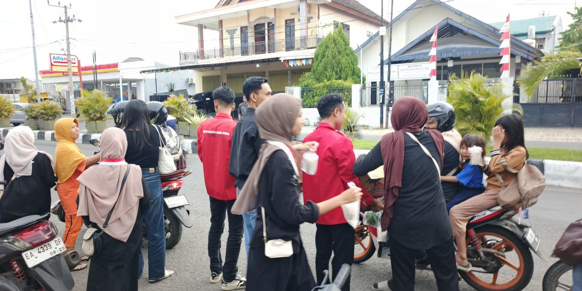 Peduli Sesama, DPC GMNI Sumbawa Berbagi Takjil untuk Pengendara Jalan