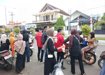 Peduli Sesama, DPC GMNI Sumbawa Berbagi Takjil untuk Pengendara Jalan